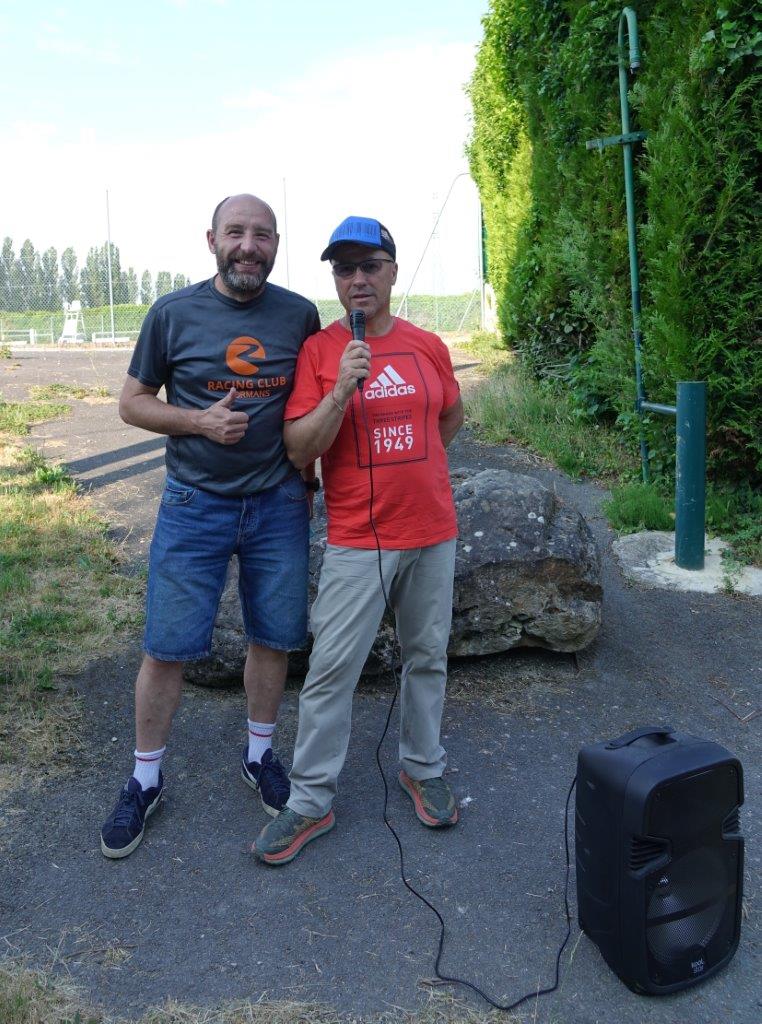 De gauche à droite : Le président du RCD Olivier Farard et Gilles Garreau, animateur sur la vraie ligne de départ...