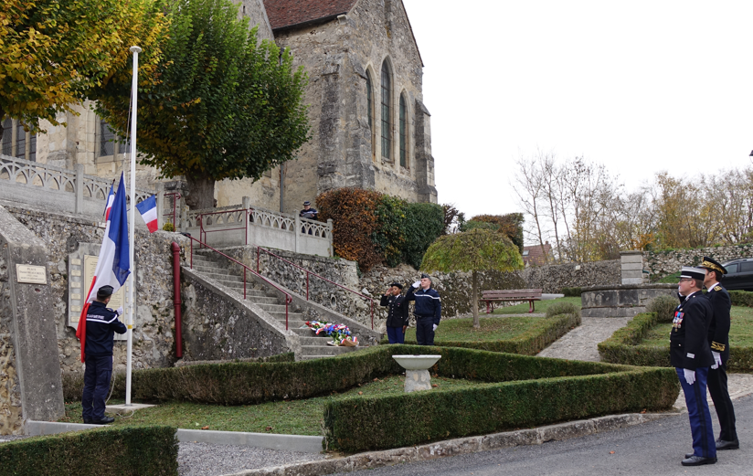 La cérémonie se poursuit par la levée des couleurs puis le dépôt de gerbes de fleurs...