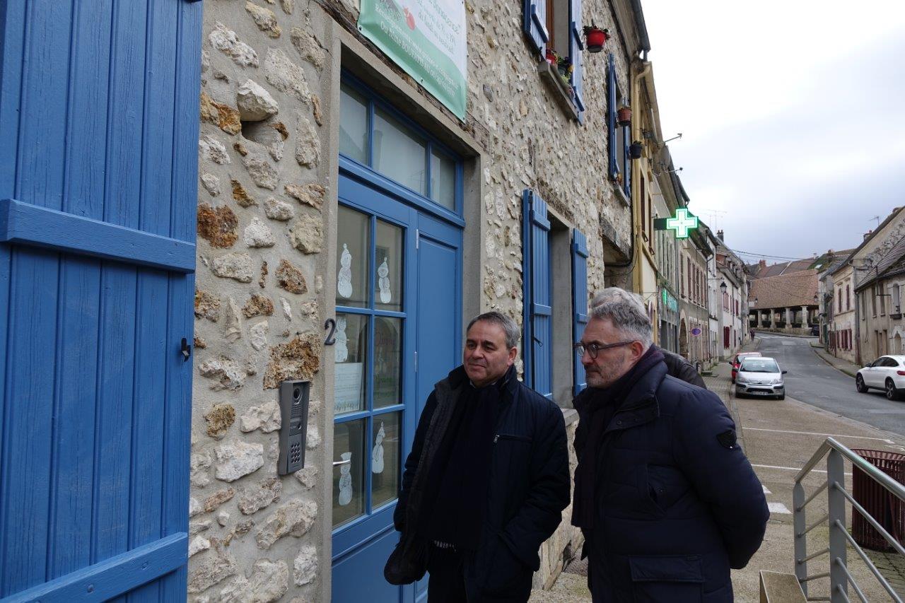 Xavier Bertrand et Dominique Moyse à la porte de la micro crèche Montessori Graine d'Innocence.