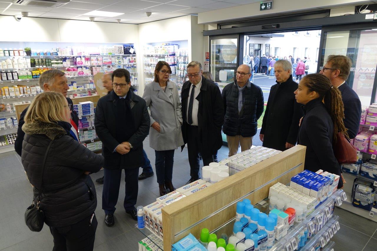 Les personnalités ont rendu visite à la pharmacienne.