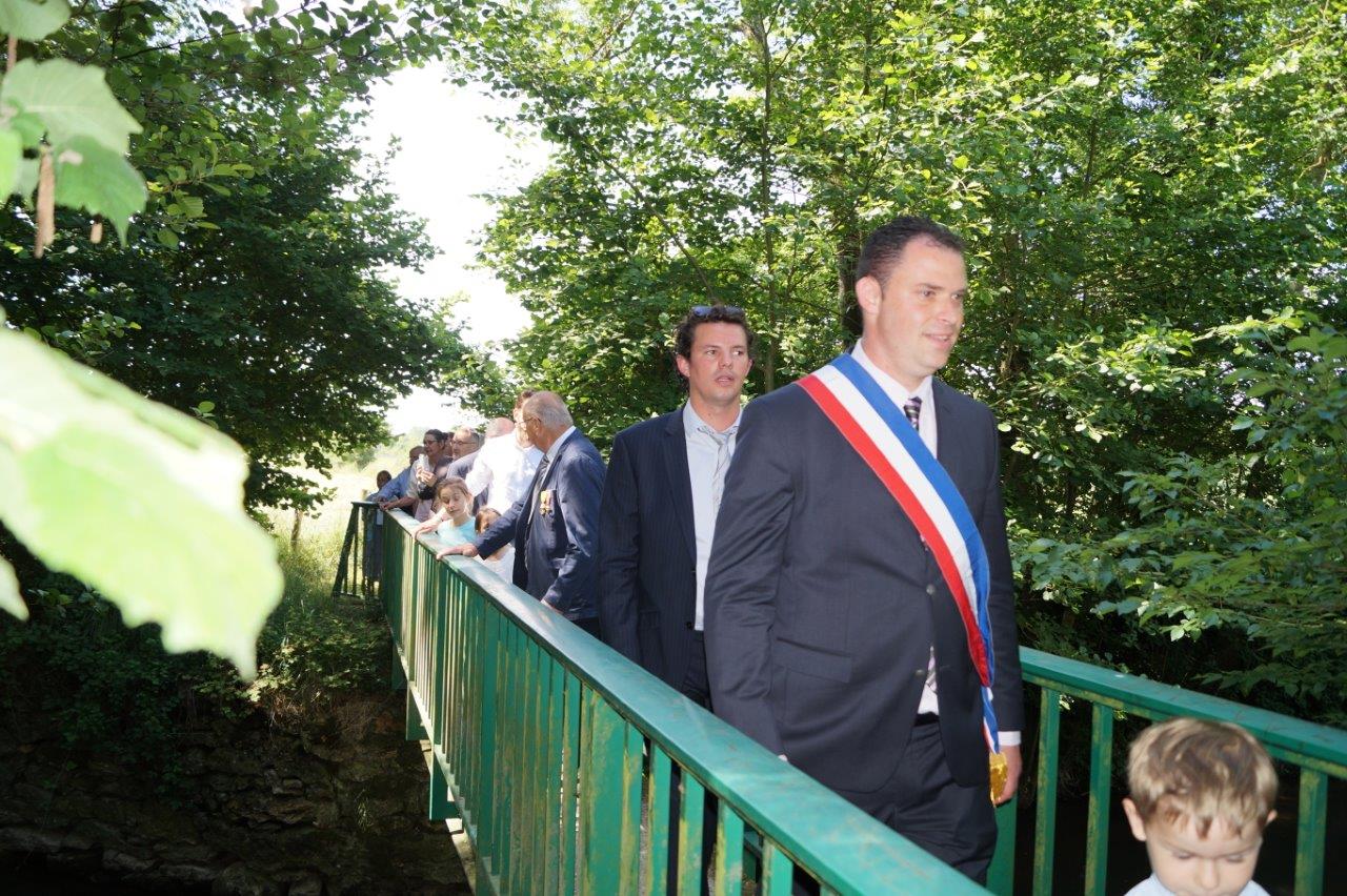 Jordane Beauchard emprunte la passerelle enjambant le Surmelin...