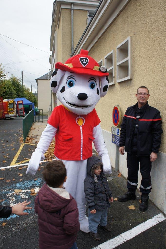 De gauche à droite : Marcus et le Lieutenant Pascal Briand, chef du Centre de secours de Dormans.