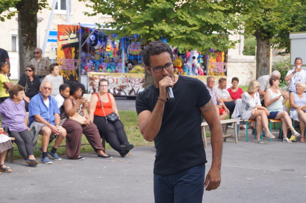 Julien, du groupement associatif d'artistes Starlight Animation, a interprété notamment Cookie Dingler, Michel Delpech, Patrick Bruel, Renaud, Claude Nougaro, Johnny Hallyday...