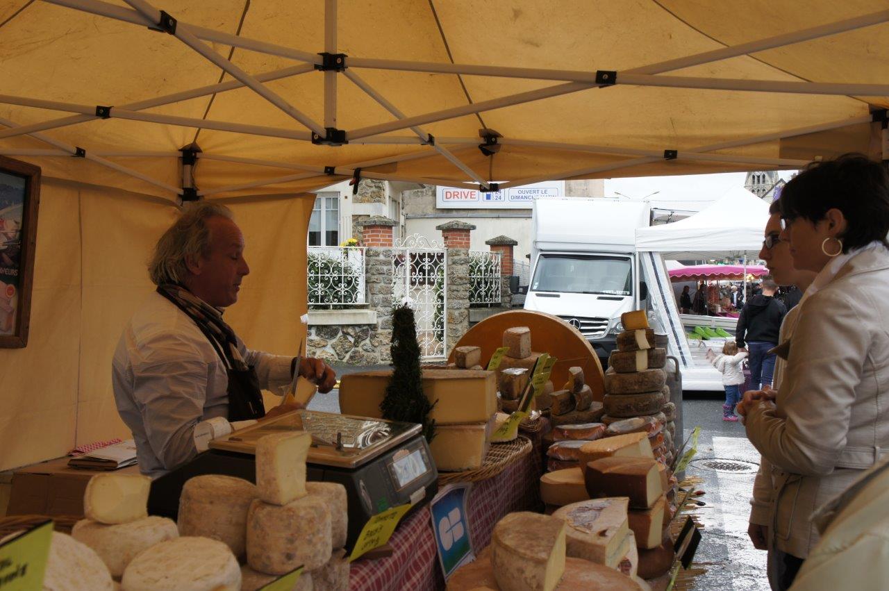 La renommée de la foire dépasse les frontières de la région. Ce fromager est un fidèle de la foire. Il vient de la vallée d'Abondance en Haute-Savoie.