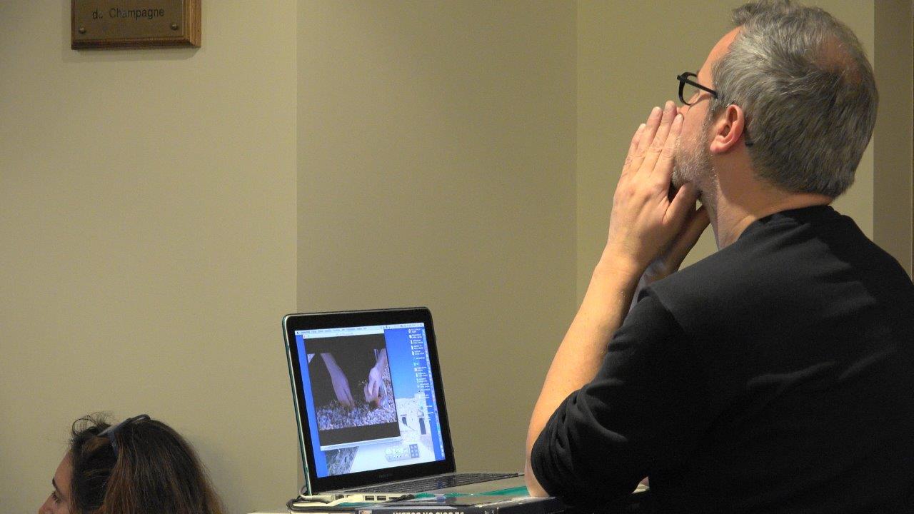 Le réalisateur Laurent Larivière en pleine concentration avant la projection de son court-métrage de fiction "J'ai pris la foudre".