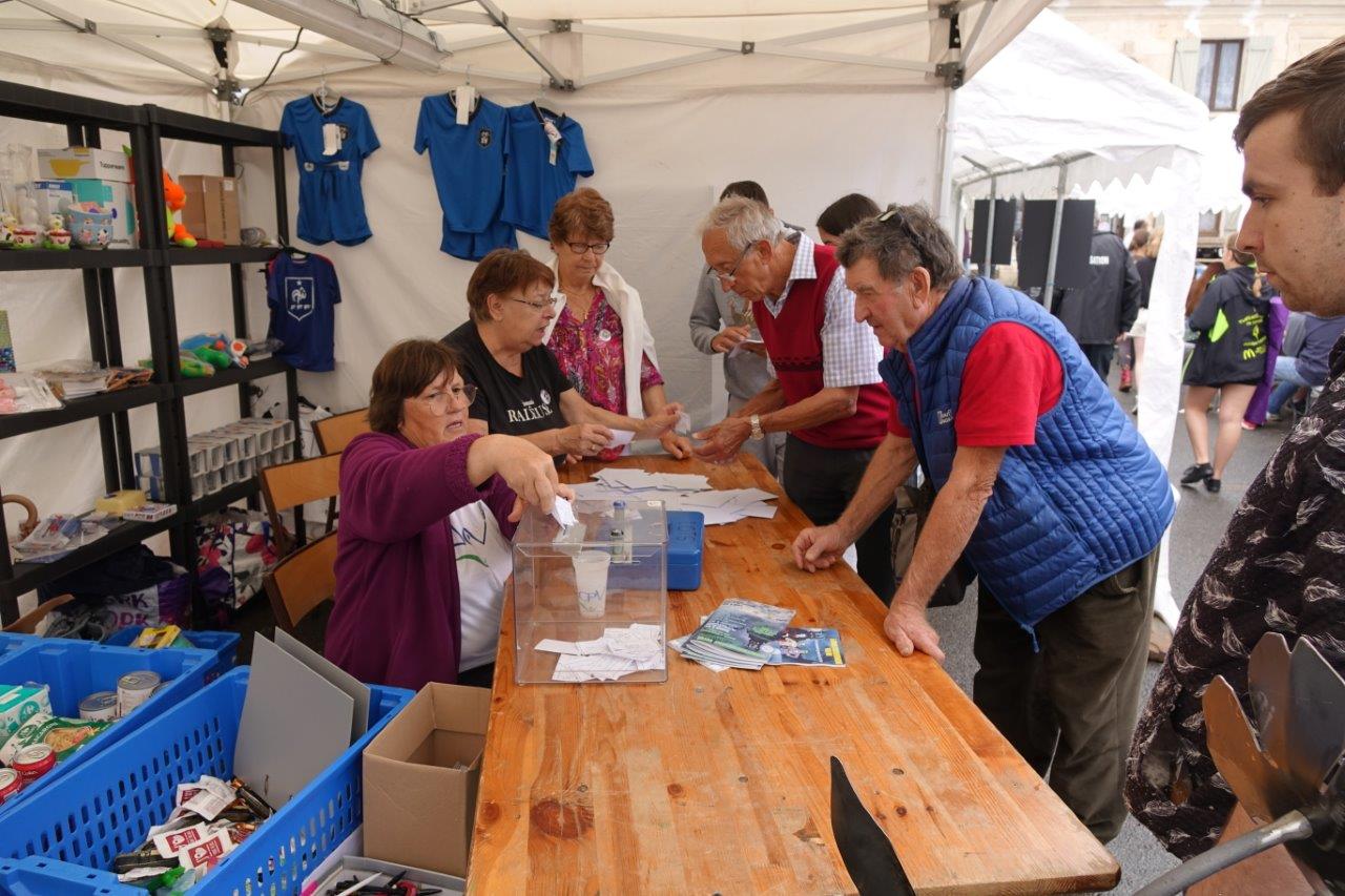 La vente d'enveloppes permet de mettre du beurre dans les épinards de l'ACPV...