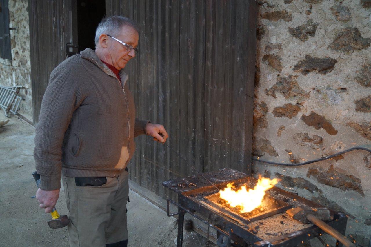 L'artisan travaille également de petites pièces en fer forgé...