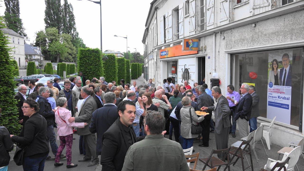 Ce n'est pas la Fête des voisins, mais le verre de l'amitié concluant l'inauguration du "local gagnant".