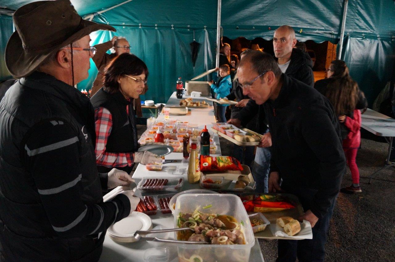 Sous le beau chapiteau, le repas a rassemblé plus d'une centaine de participants.