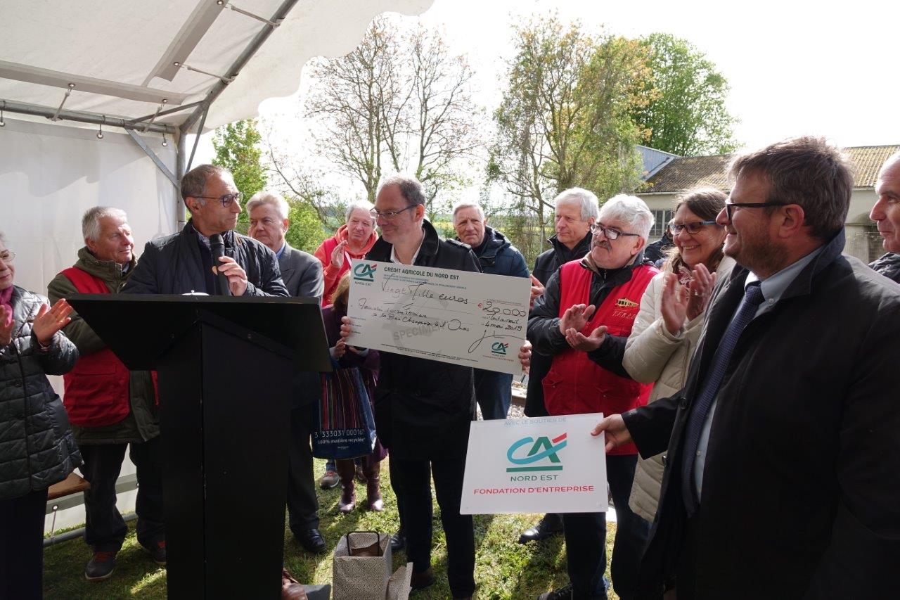 Thierry Joberty, président du Conseil d'administration de la caisse locale du Crédit Agricole Nord Est, Brie et Champagne, vient de remettre un chèque de 20 000 euros à TFBCO, au nom de la Fondation d'Entreprise du Crédit Agricole du Nord Est.