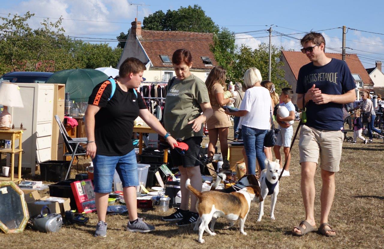 On croise des visiteurs de tout poil sur la brocante.