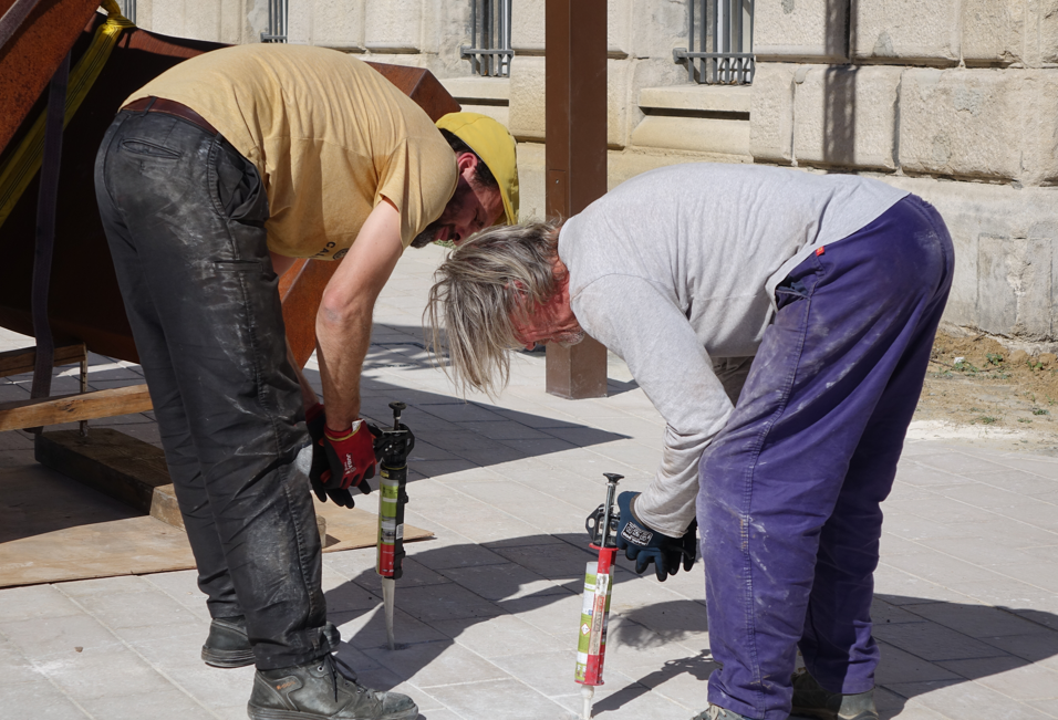 Un scellement chimique est injecté dans sa trou.