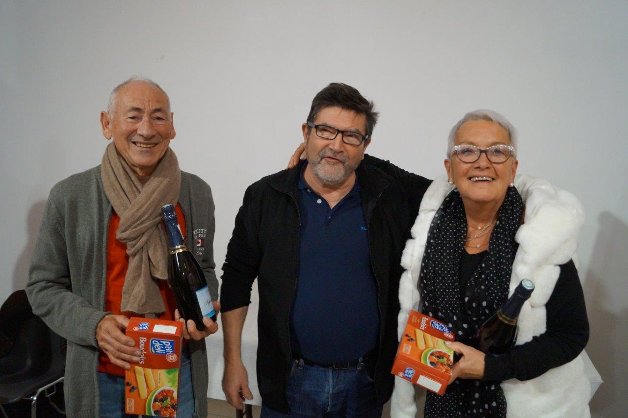 Didier Simon, au centre, remet les lots à André et Sissi, l'équipe gagnante du concours de belote 2018 avec 6 152 points.