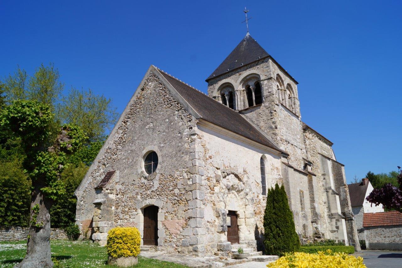 L'église de Celles-lès-Condé et son clocher de style roman.