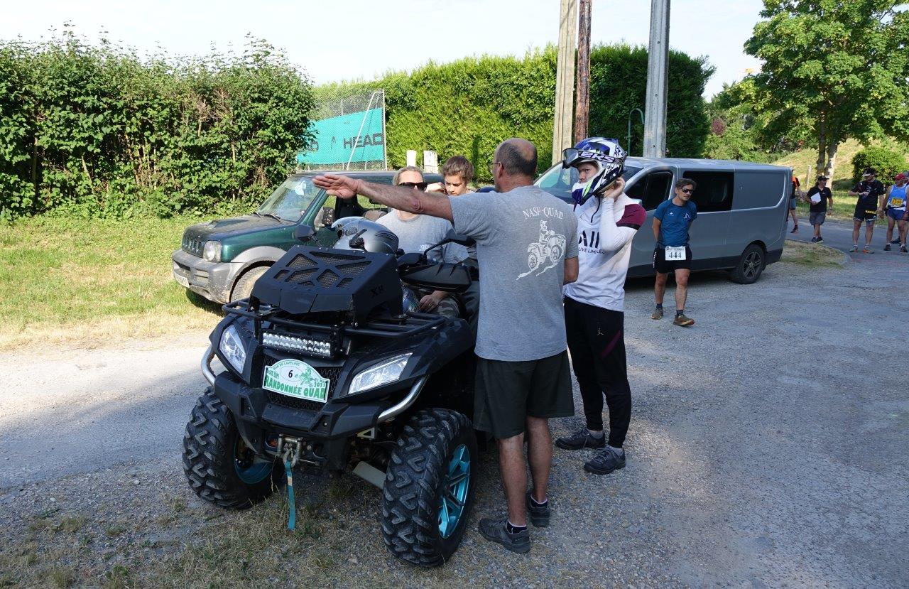Les ravitaillements "volants" sont assurés par des quads..