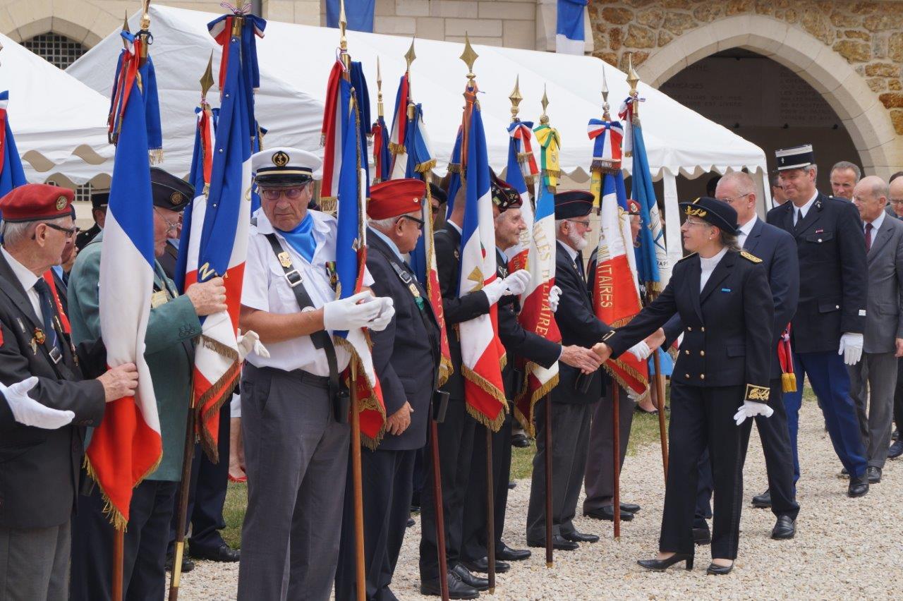 La sous-préfète Odile Bureau salue les porte-drapeaux.