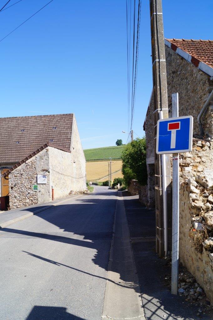 Le panneau "voie sans issue" est positionné 25 m après l'entrée.