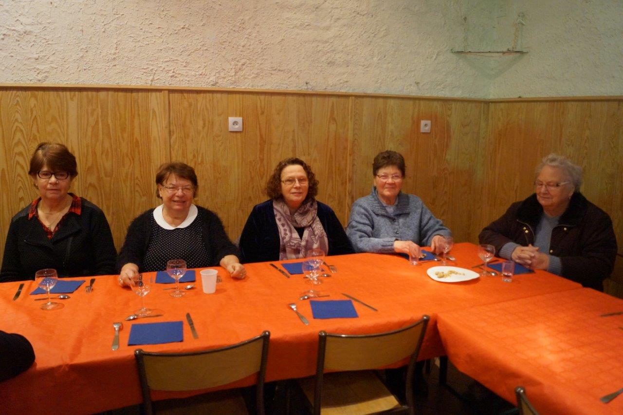 Les mamies de l'ACPV observent. De loin...