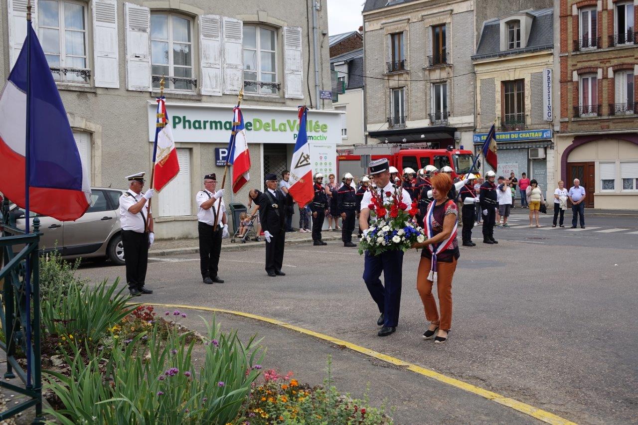 Sur les coups de 16h00, Nadine Woiry, conseillère municipale, et le représentant de la Gendarmerie nationale déposent, ensemble, une gerbe de fleurs au Monument aux Morts.