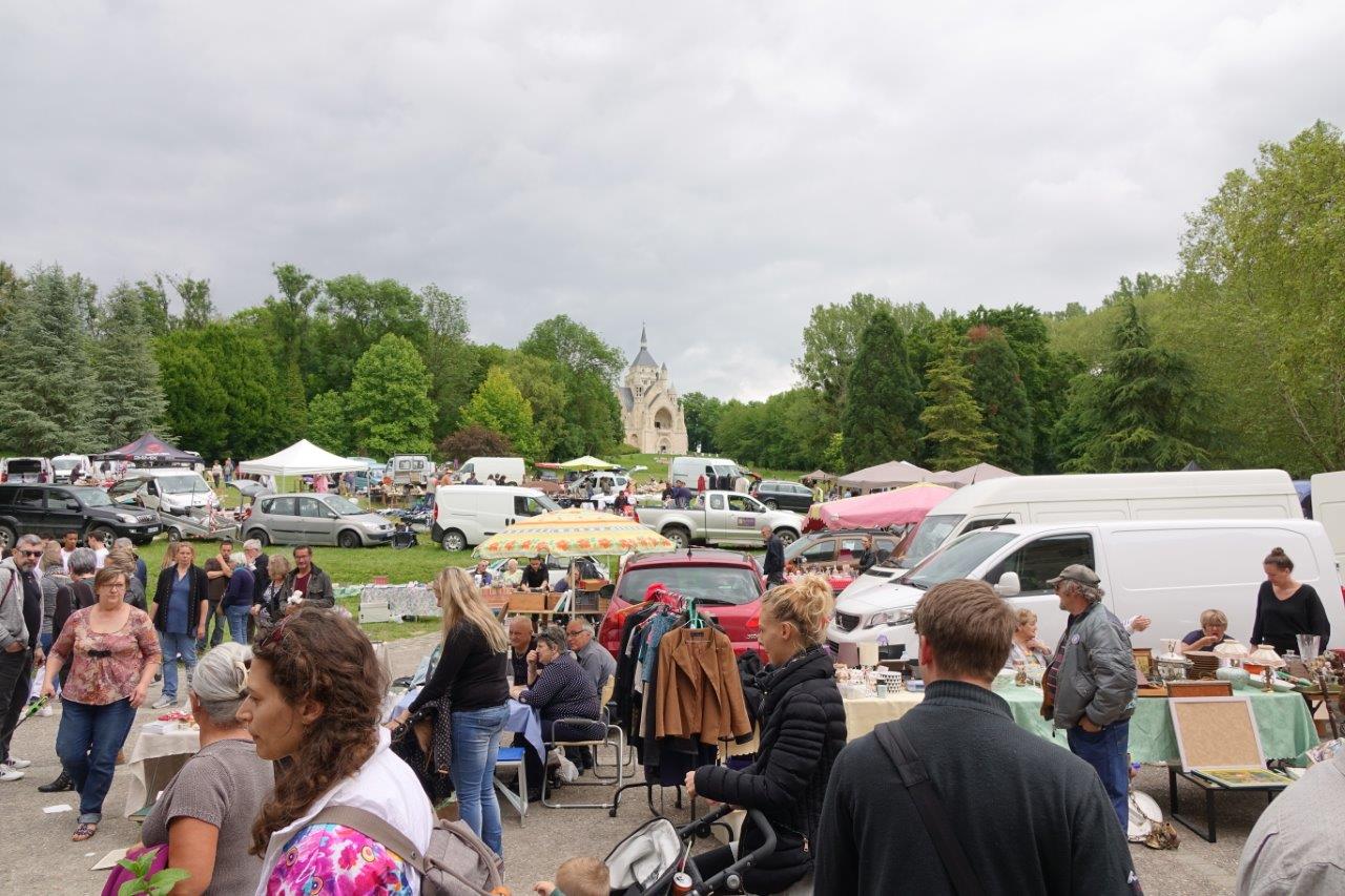 Les organisateurs ont dû ouvrir la partie enherbée située derrière le château aux exposants, à cause de l'engazonnement de plusieurs bordures d'allées.'allées.