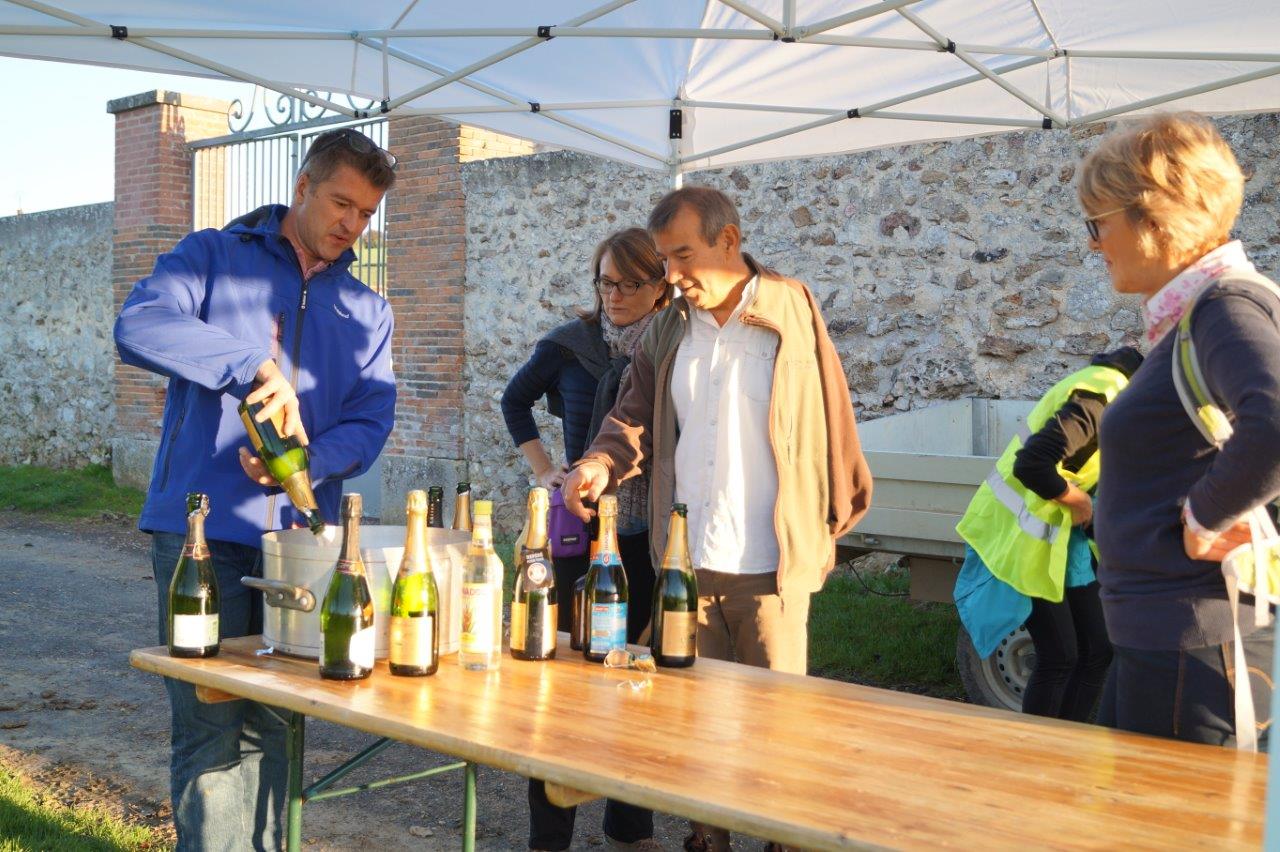 Ravitaillement apéro. Au centre : Bruno Lahouati, maire de Vallées-en-Champagne, semble demander à Nicolas Patiny d'en mettre un peu plus...