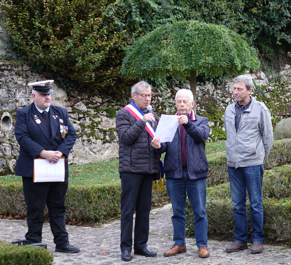 De gauche à droite : Christophe Delannoy, Bruno Lahouati, Claude Picart maire délégué de Saint-Agnan et Jean-Yves Roulot maire délégué de La Chapelle-Monthodon.