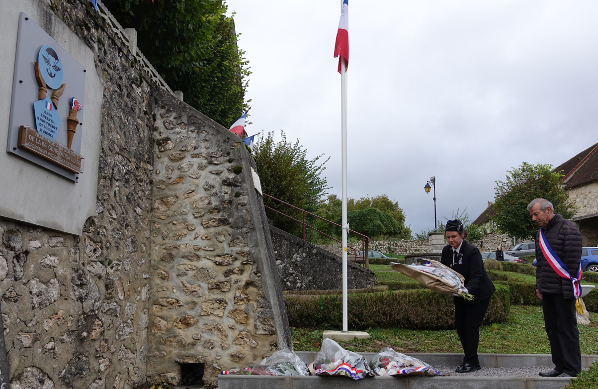 Gerbe de fleurs déposée par Bruno Lahouati au nom du Conseil municipal de Vallées-en-Champagne.