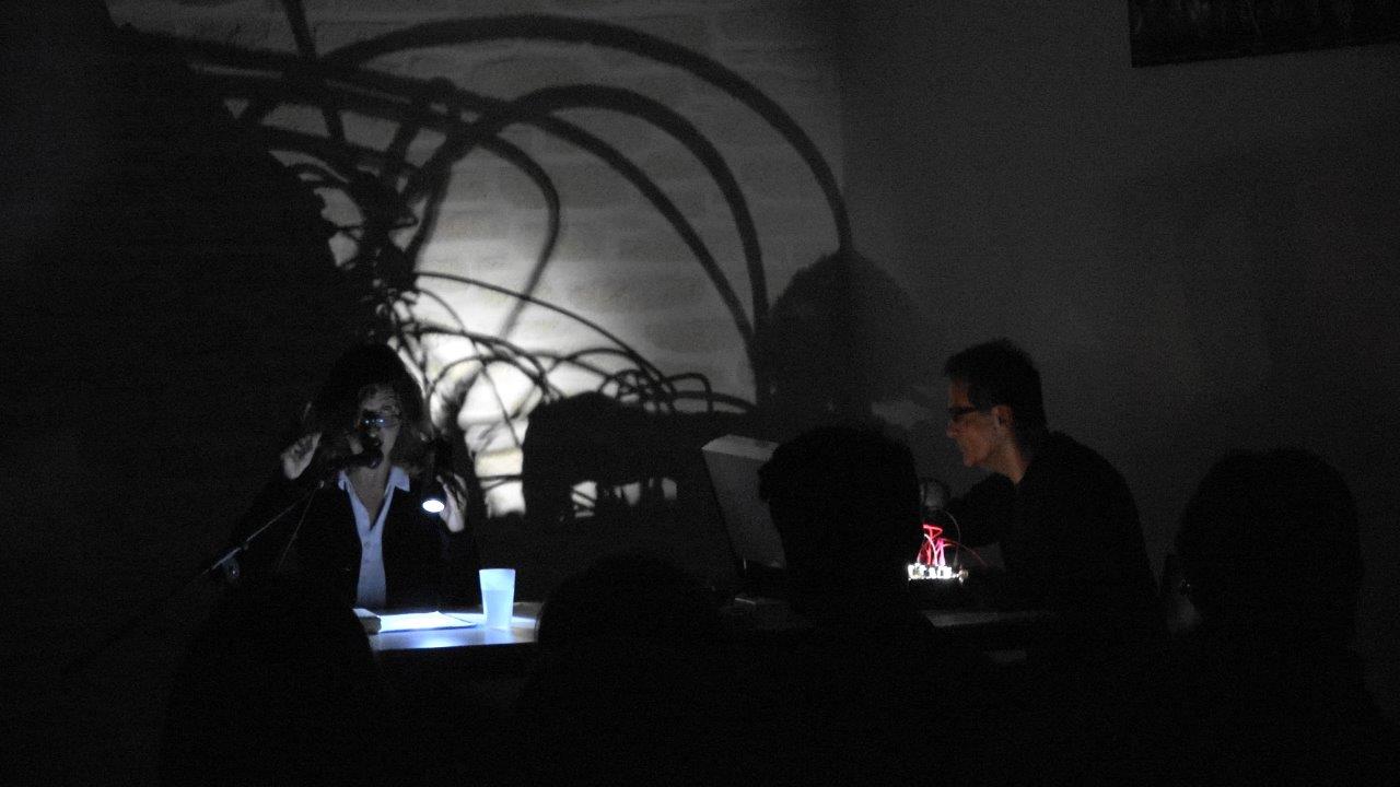 Les rats : une performance d'Olivia Rosenthal et Eryck Abecassis en noir et blanc.