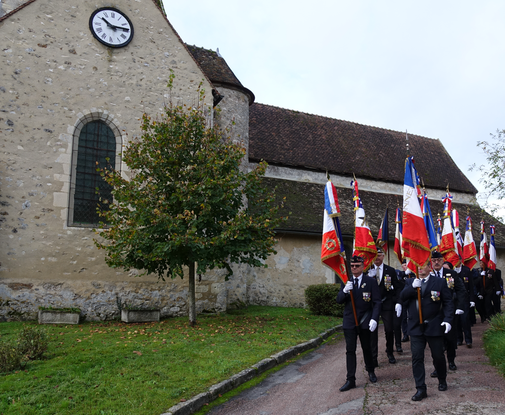 Le cortège se rend à la plaque commémorative de la quatrième génération du feu...