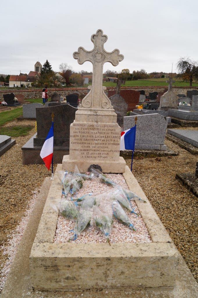 Brossage, drapeaux, petits cailloux de décoration, fleurissement :  la tombe du soldat a désormais fière allure.