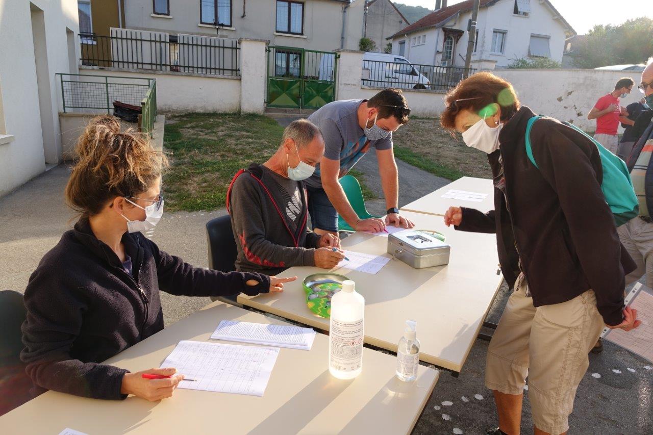 De gauche à droite : Elvira Sonnek, conseillère municipale, Vincent Vérot, maire de Monthurel, Joachim Genel, conseiller municipal et Claudette Rousseau, première adjointe au maire, comptabilise les participants..1