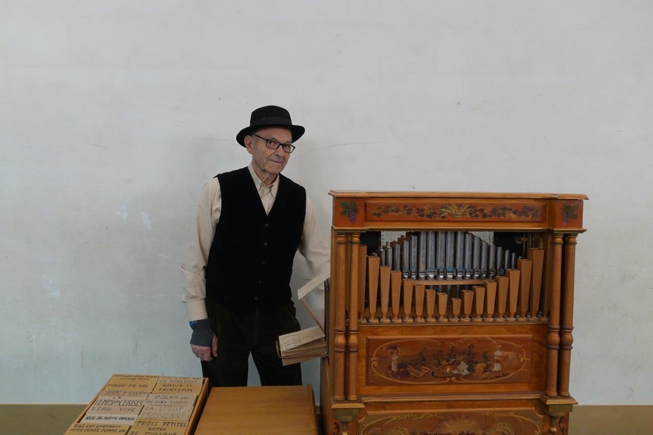 Le condéen Alix Benoist fait patienter le public au son de l'orgue de Barbarie.