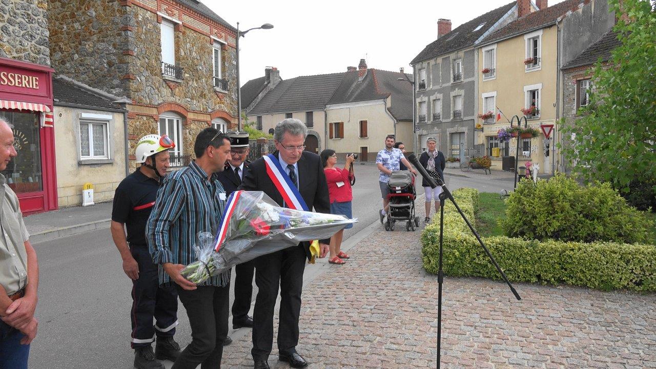 Daniel Girardin et Frédéric Jacquelin, conseiller municipal, déposent la gerbe au Monument aux Morts.