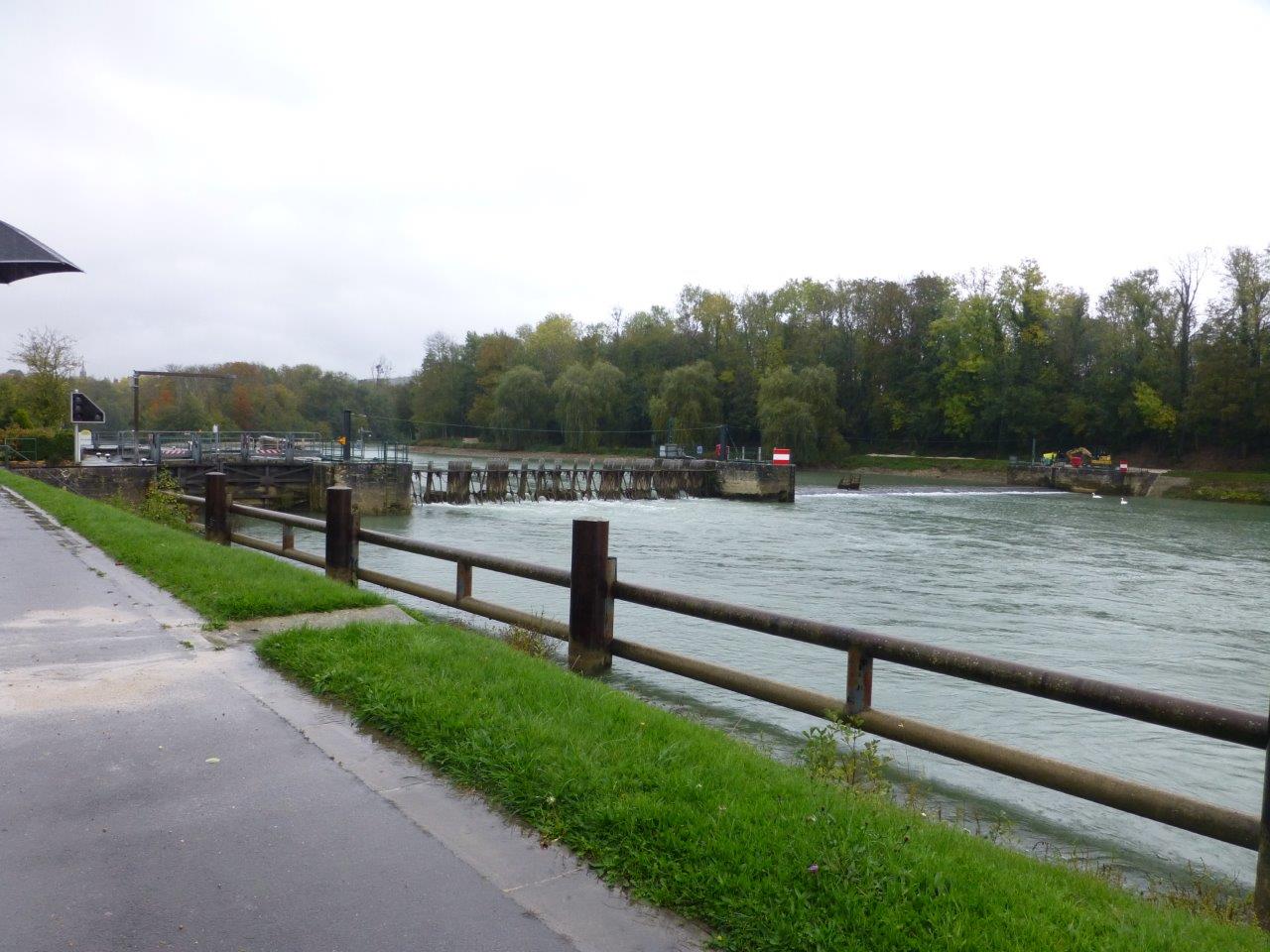 L'écluse de Mont-Saint-Père est l'un des attraits touristiques du village.