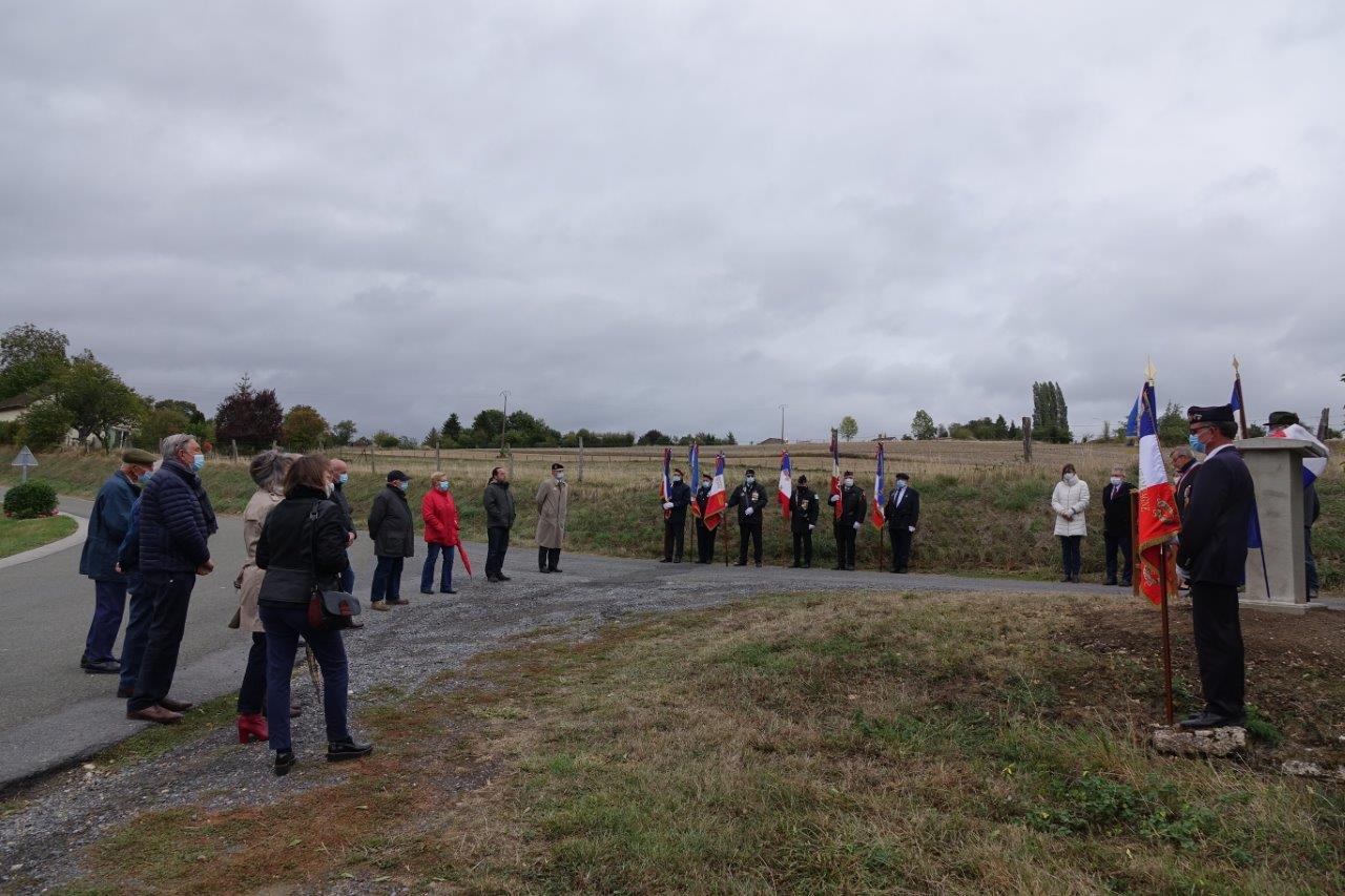 L'inauguration de la stèle n'a pas déplacé la foule.