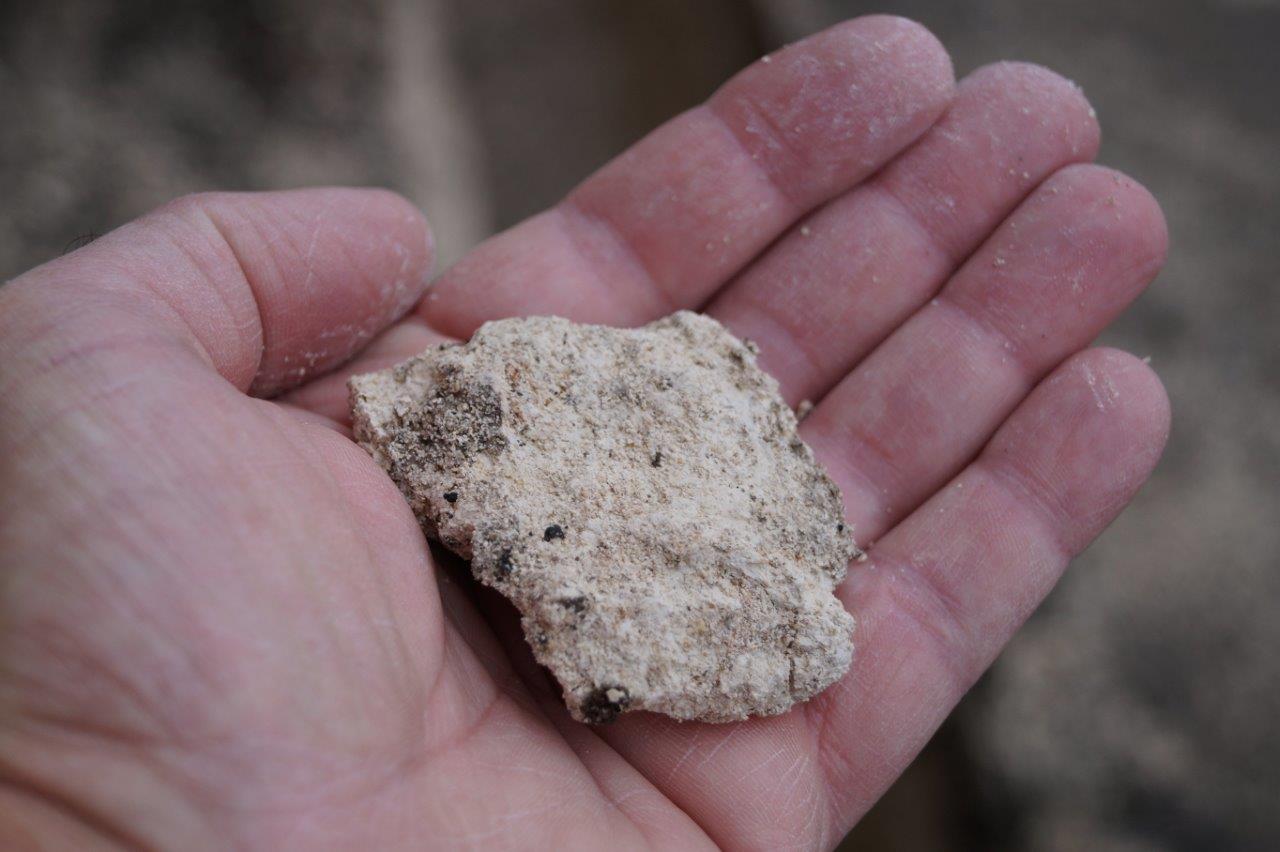 Le tuf est une roche poreuse, légère, formée de dépôts volcaniques ou calcaires.