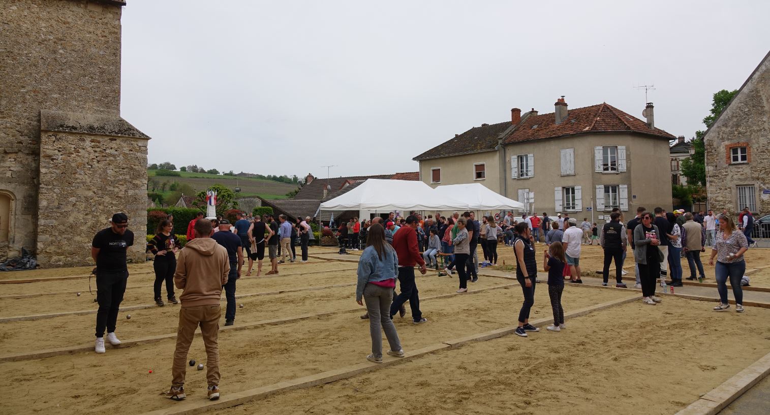 La Place de l'Église est transformée, pour une journée, en terrains de pétanque.