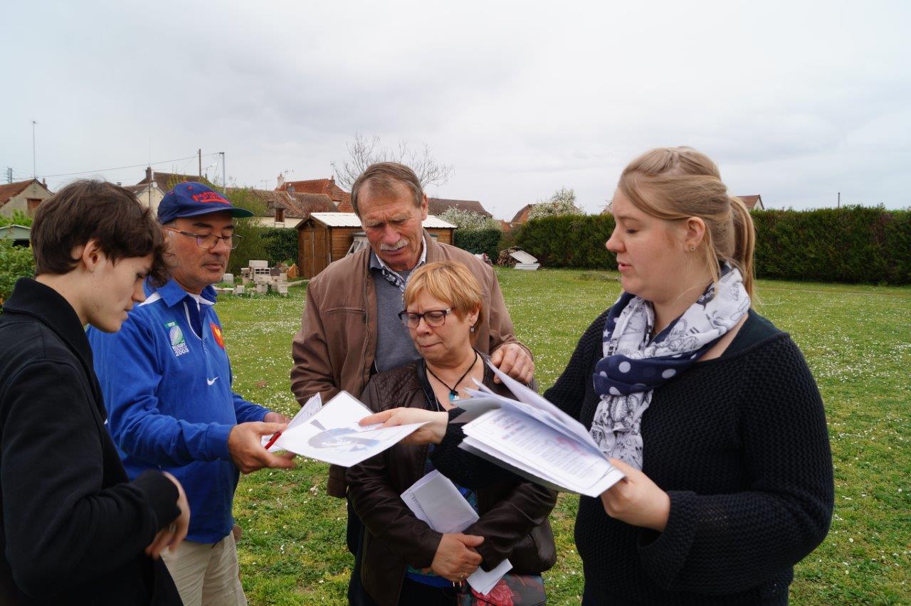 Elise Malthet distribue règlement et feuille de route à chaque équipe.
