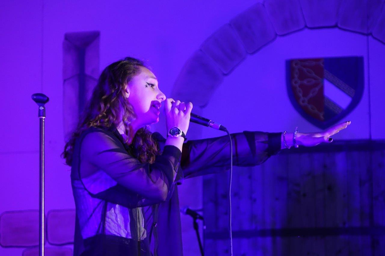 Mélanie, 19 ans, remporte la 7e édition du concours de chant.