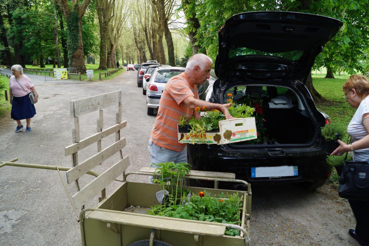 Un taxi fleurs est toujours libre pour convoyer les achats volumineux jusqu'à son véhicule.