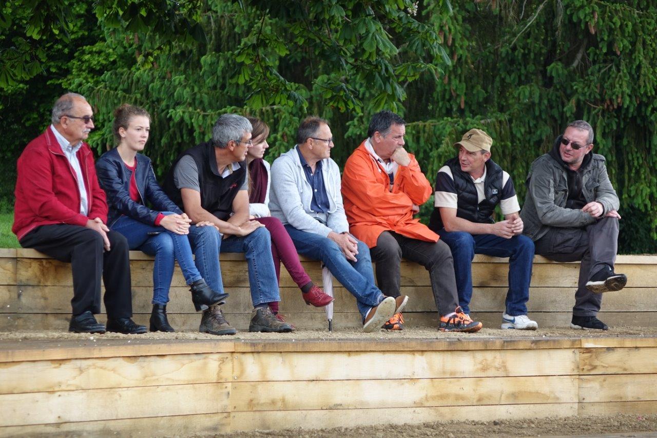 Quelques spectateurs testent déjà les gradins.