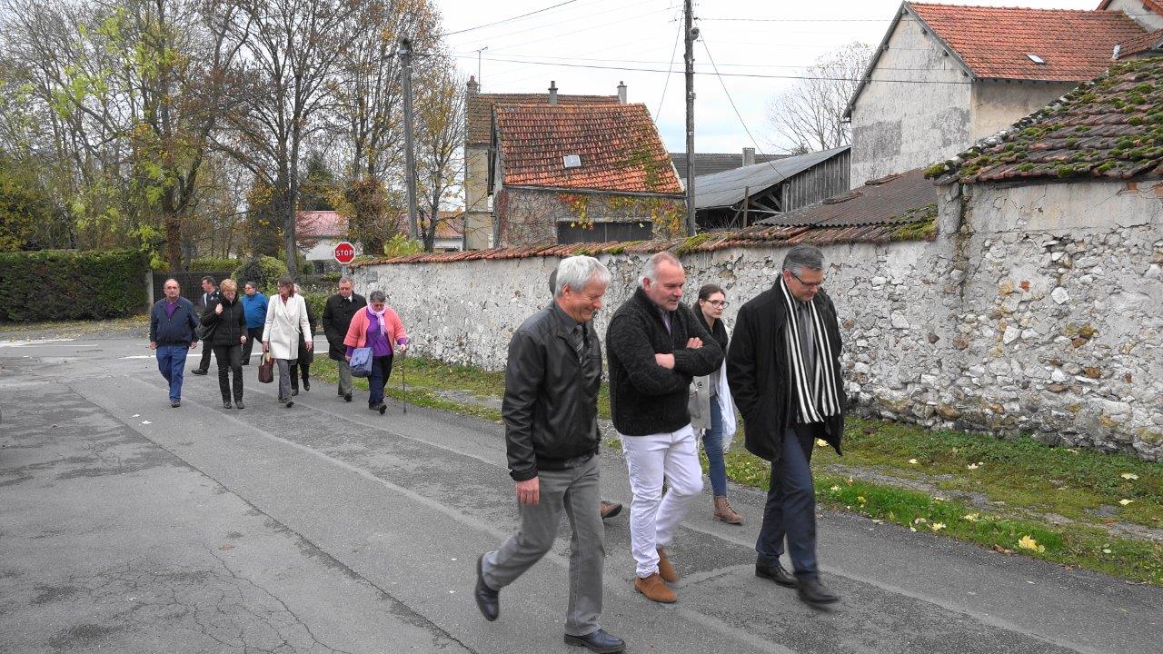 Au premier plan de gauche à droite : Eric Assier, maire de Condé-en-Brie, Bertrand Fagot et Ronan Léaustic, sous-préfet de Château-Thierry.