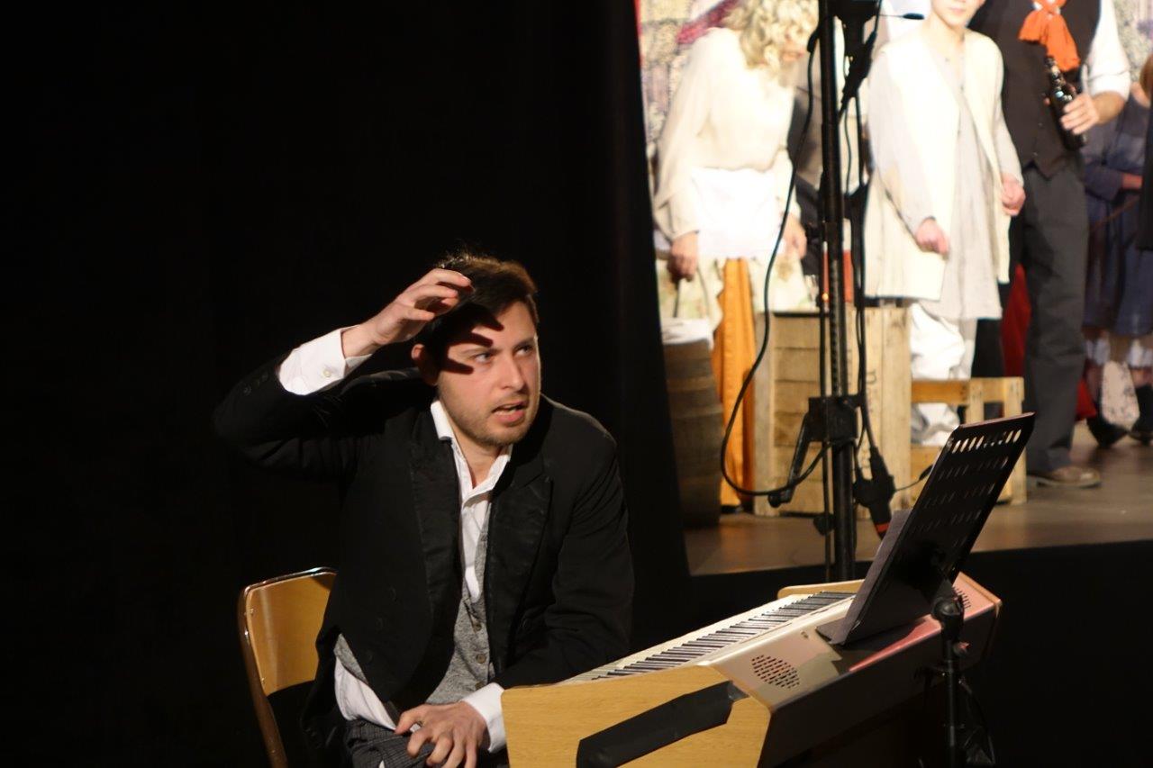 Vincenzo Mingoia est le pianiste du spectacle participatif La Fiancée du Surmelin.