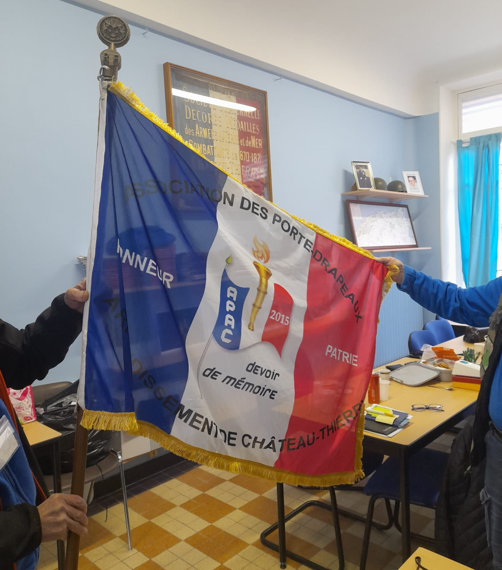 Le drapeau historique de l'APAC est remis à l'École Vaucrise-Hérissons de Château-Thierry...