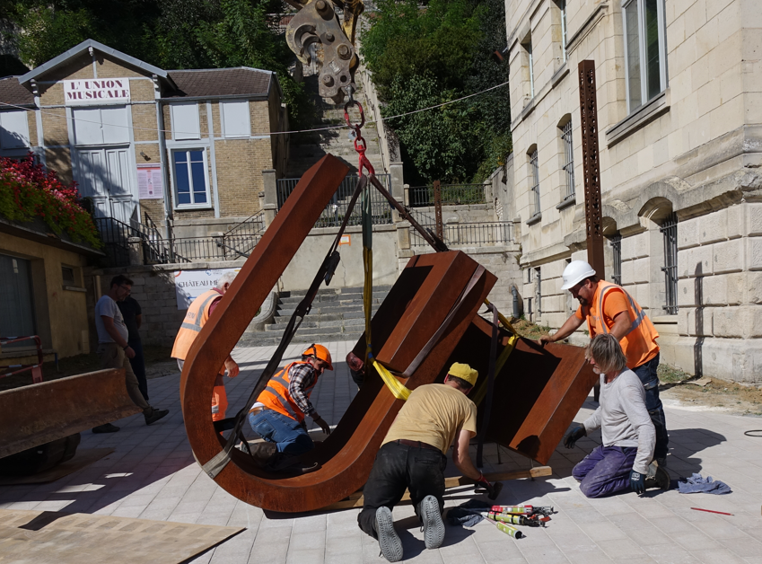 L'équipe RVM positionne l'oeuvre...