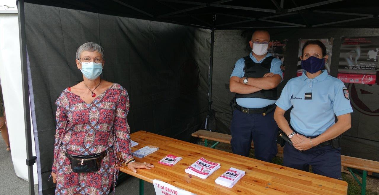 À gauche : Mylène Lefèbvre, conseillère municipale du centre bourg de Condé-en-Brie, au stand de la Brigade locale de Gendarmerie.