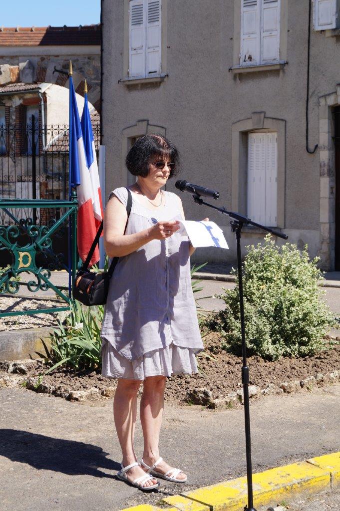 Christine Galopeau de Almeida, conseillère municipale et professeure d'histoire, lit le Manifeste.