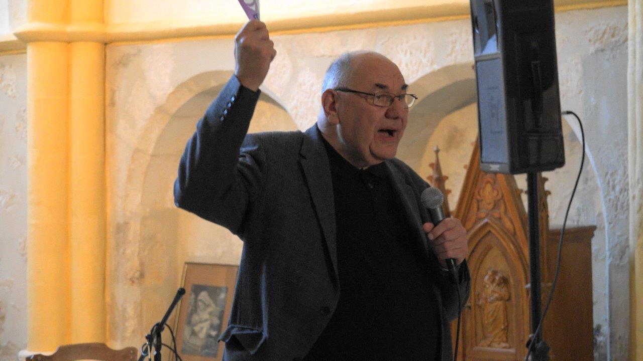 Henri Gandon, curé de la paroisse Notre Dame des 3 Vallées, déclare ouvert le concert autour de la guitare.