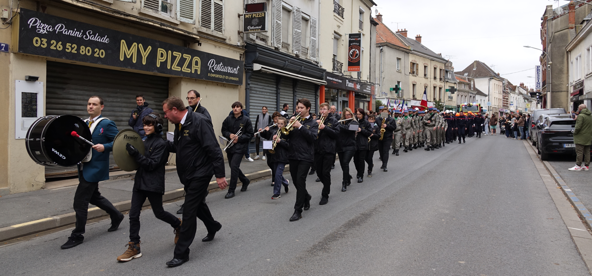 Le cortège est emmené par la Musique municipale de Dormans.