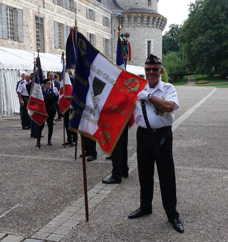 Marcel Dartinet porte-drapeau de la commune nouvelle Vallées-en-Champagne regroupant les communes de Baulne-en-Brie, La Chapelle-Monthodon et Saint-Agnan. La commune de Vallées-en-Champagne est décorée de la Croix de Guerre 1914-1918.